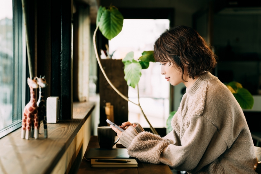 本を読みながら一息つく画像